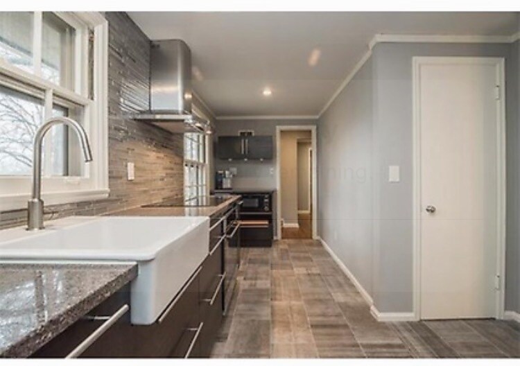 Building Photo - 2711 W 71st Terrace