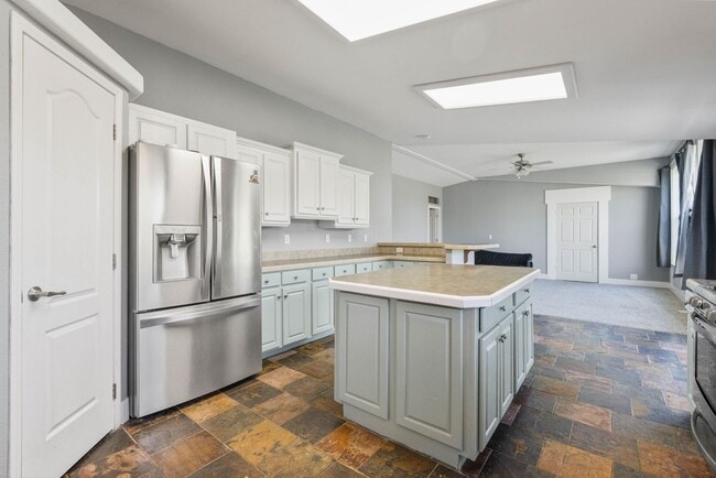 Building Photo - Short term leases available: 3 bed 2 bath ...