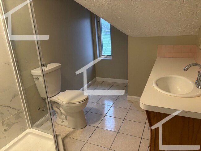 Building Photo - House for rent!!  Great location, close to BU, Laundry in unit! perfect for a group of students!!