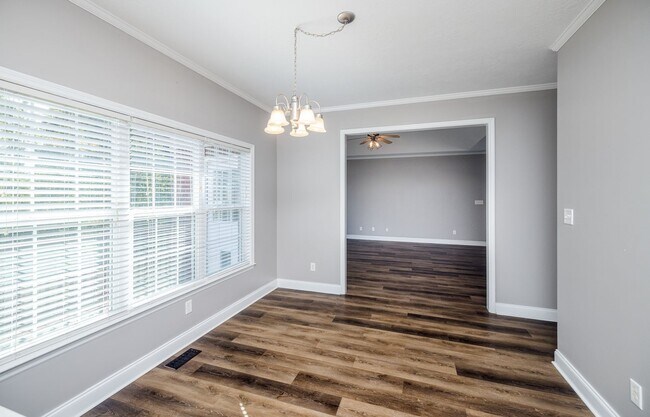 Building Photo - 4893 Somerset Dr