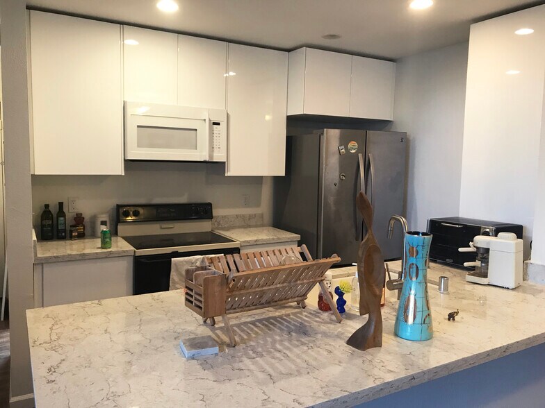 Building Photo - 4900 Overland Ave