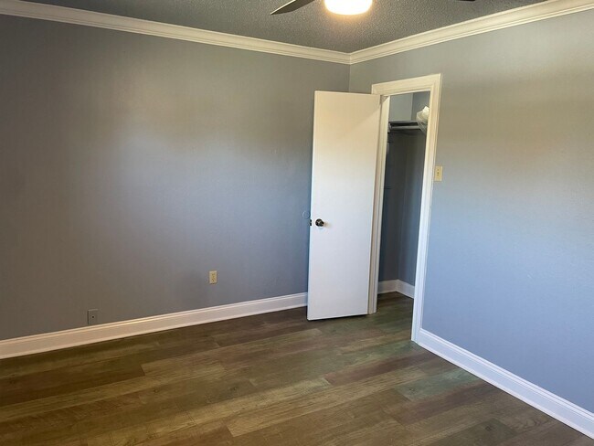 Building Photo - 229 Travis Ln