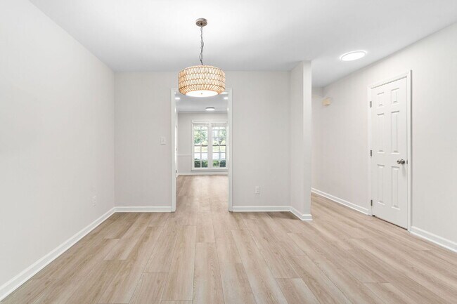 Building Photo - Stylish & Fully Updated 2-Bedroom Townhous...