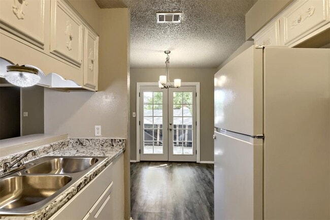 Building Photo - 1302 Radcliff Dr