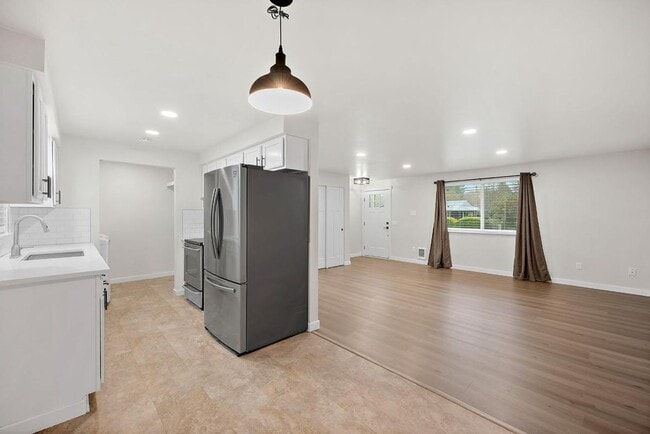 Building Photo - Light & Airy 2-Bedroom Olympia Home with Private Baths & Spacious Backyard!