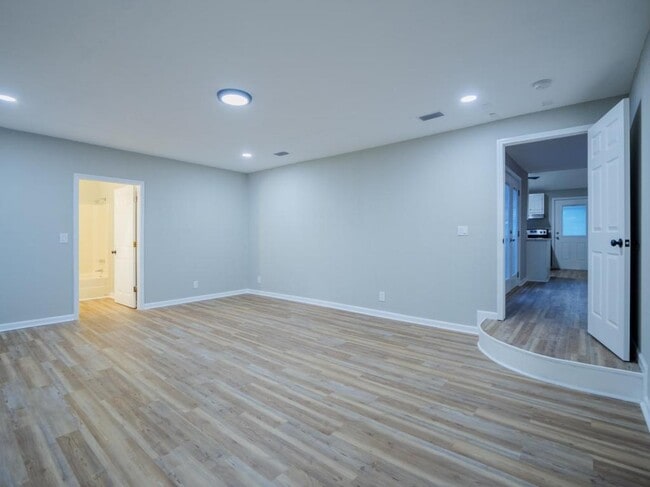 Building Photo - 804 Lakeland Ave