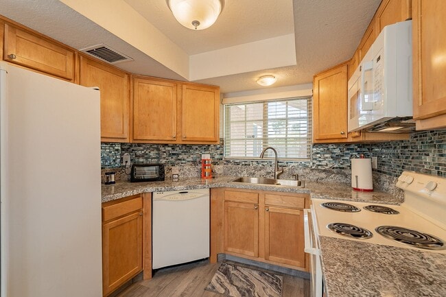 Building Photo - ATTRACTIVE  WEST CENTRAL 2 BEDROOM HOME W/...