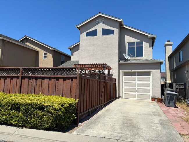 Building Photo - Wonderful two-level home in Creekbridge area
