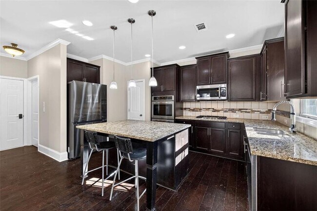 Building Photo - 2430 Fair Oaks Way