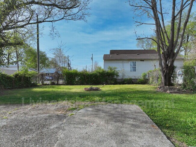 Building Photo - 501 Small St