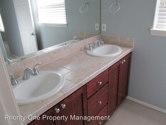 Building Photo - 537 NE 64th Ct