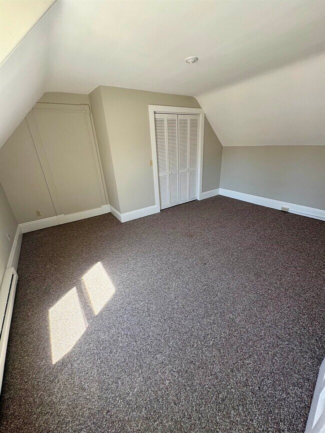 Building Photo - 834 Main St