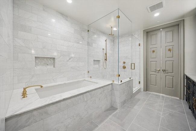 Building Photo - 1717 Bissonnet St