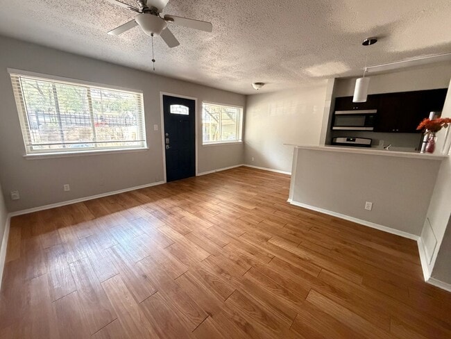 Building Photo - 1bed/1bath condo in 78704