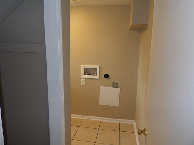 Building Photo - 468 Schenkel Ln