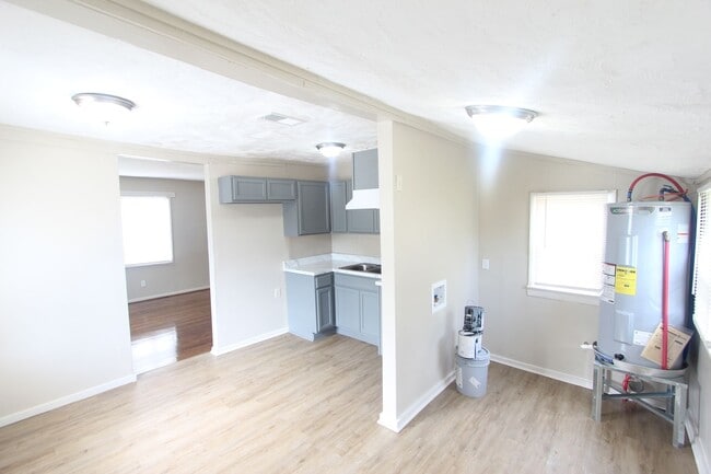 Building Photo - New On The Market! Fresh New Updates!! Bet...