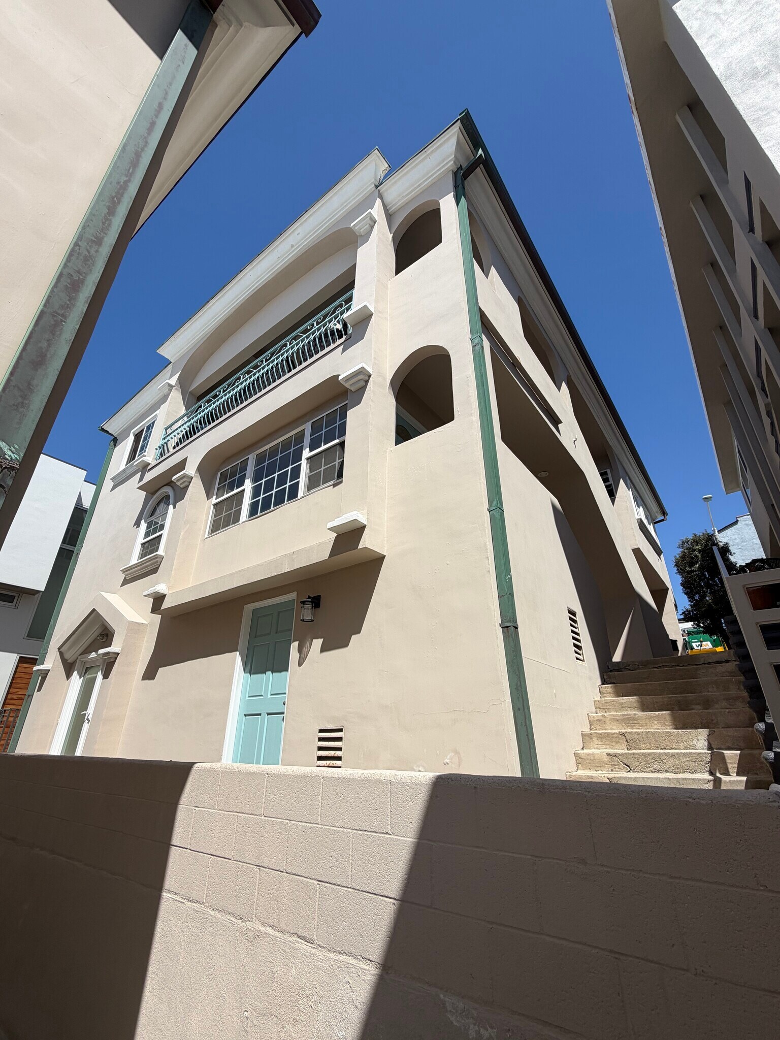 Building Photo - 3111 Bayview Dr
