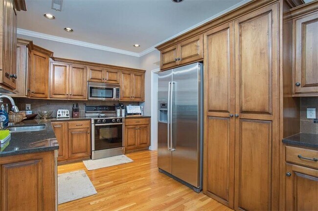 Building Photo - 308 East Promenade