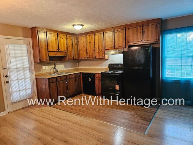 Building Photo - GREAT HOME / 3 BEDROOMS AND BONUS ROOM / GREAT LOCATION /  PRIVATE FENCED YARD