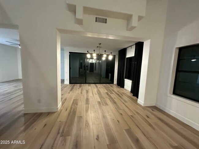 Building Photo - 3533 E Flower St