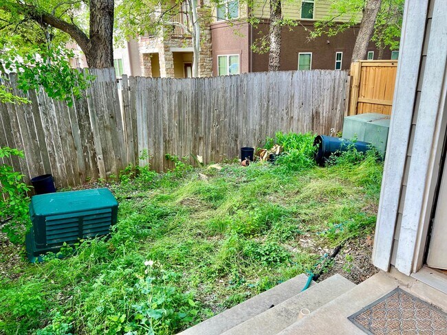 Building Photo - Two Bedroom Townhouse, Great Location!