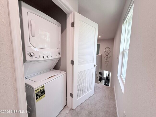 Building Photo - 5885 Creekside Crossing Dr