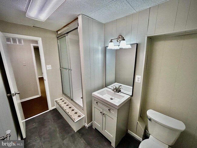 Building Photo - 6405 White Oak Ct
