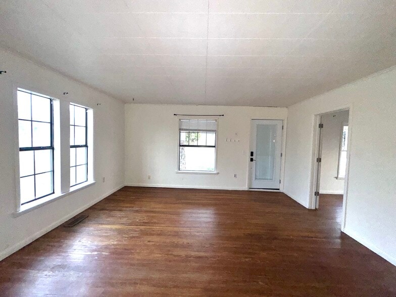 Living room - 11991 S Edmondson Rd