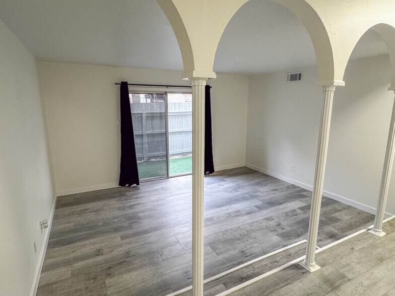 Building Photo - 170 De Chantle Rd