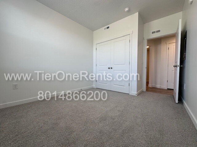 Building Photo - Move-in special:  First month's rent free!