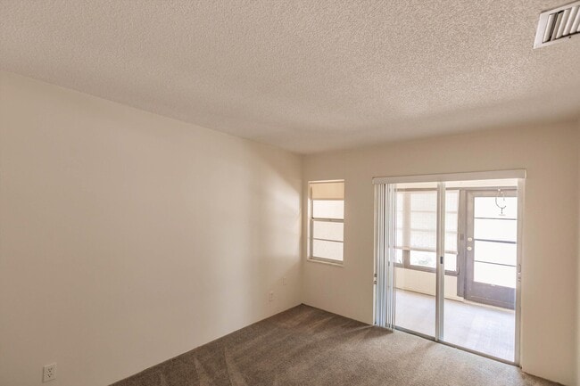 Building Photo - 5029 Rose Hill Dr