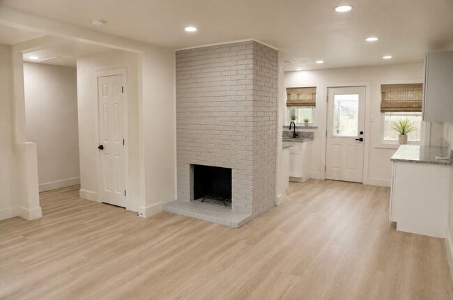 Building Photo - 5831 Chinaberry Dr