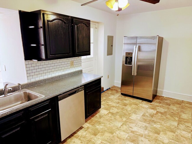 Building Photo - 3BR/2BA Spacious Manayunk Apt with Washer/...