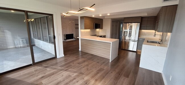 Building Photo - Luxurious 2-Bed, 2-Bath Condo with Spectacular Views and Designer Upgrades in Kirkland!!