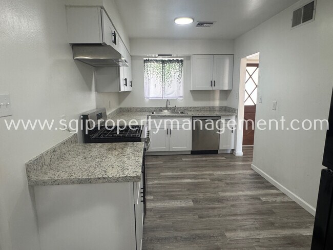 Building Photo - 2202 W Palmaire Ave