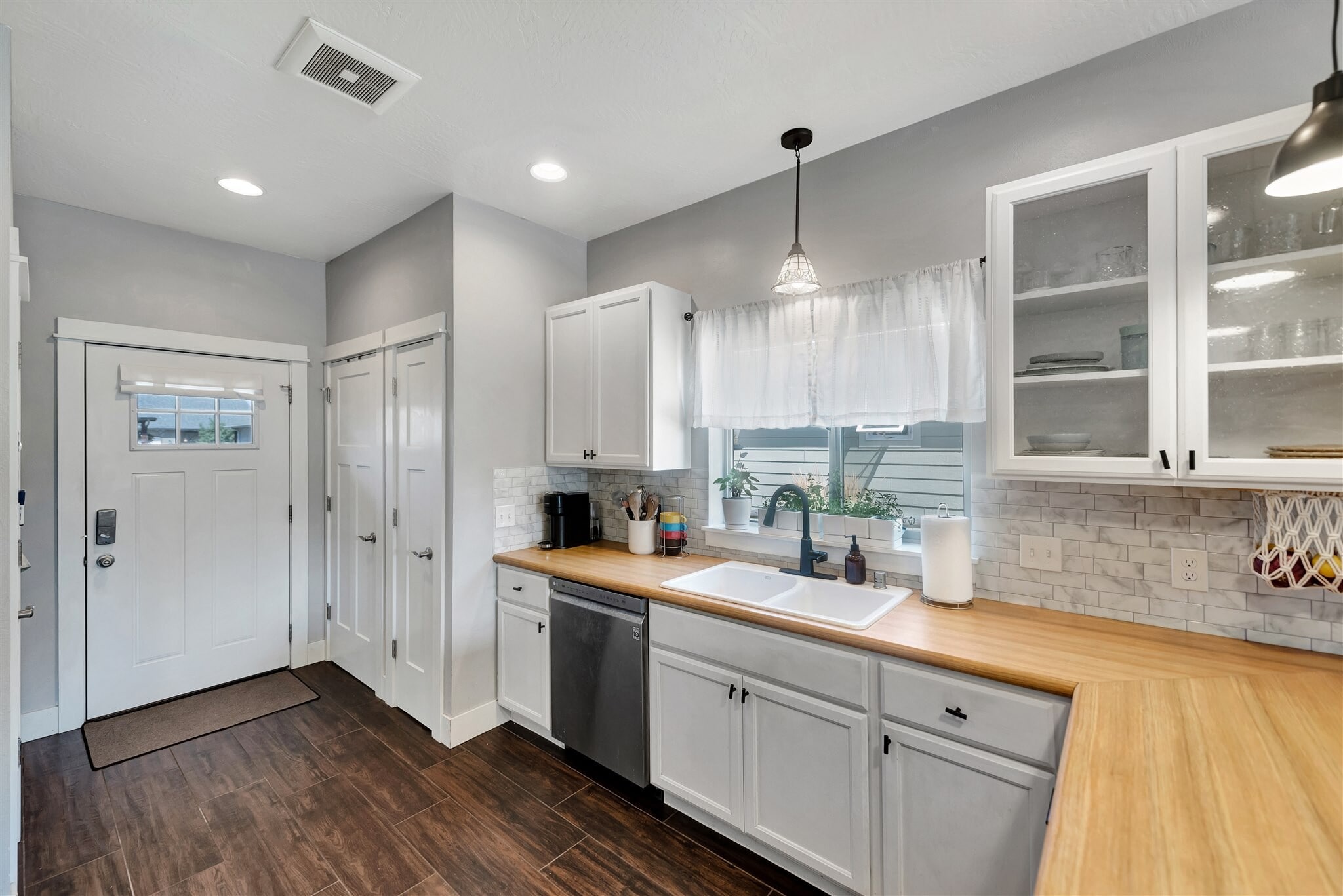 Building Photo - 365 Hiberta St