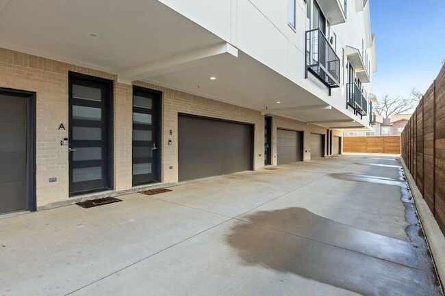 Building Photo - 2311 N Carroll Ave