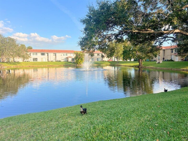 Building Photo - 843 Twin Lakes Dr