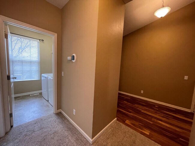 Building Photo - Ranch for rent in Omaha!