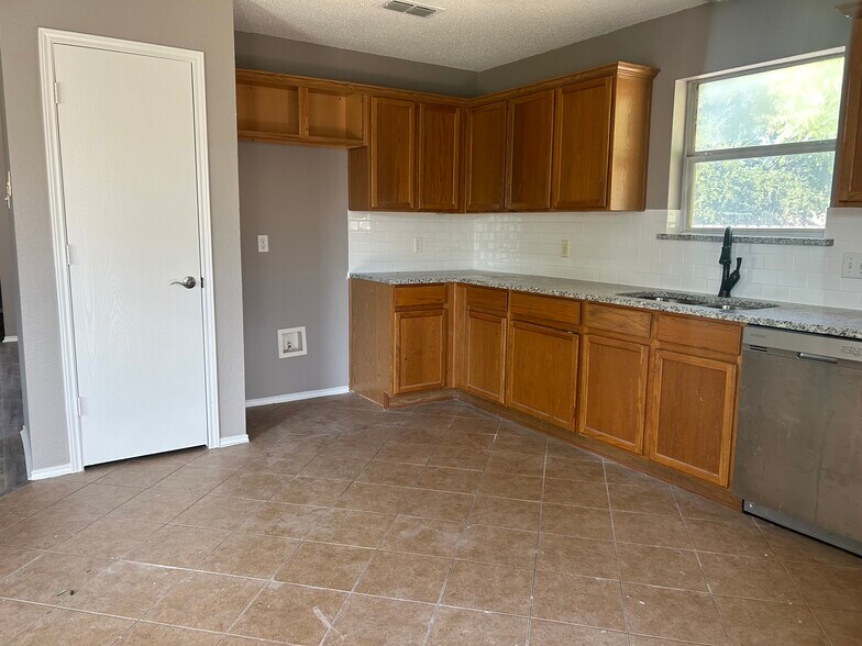 Kitchen & Pantry - 3112 Rustic Meadow Trl