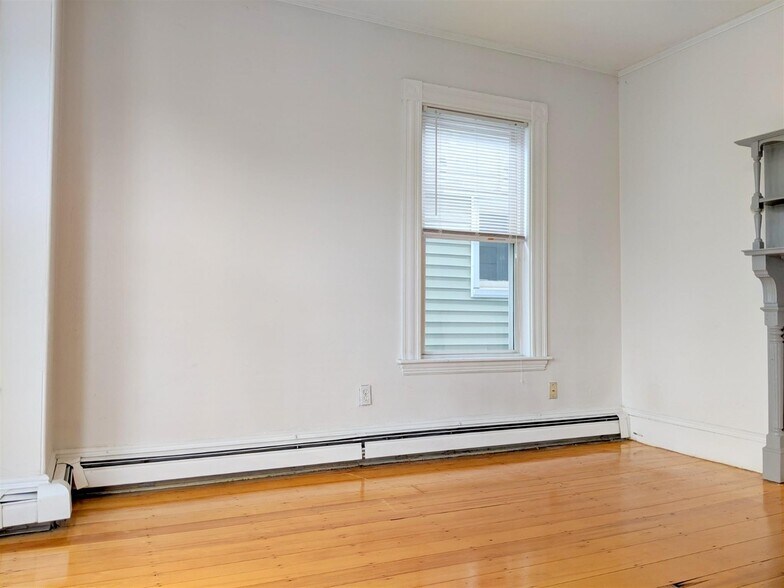 Building Photo - 393 Washington St