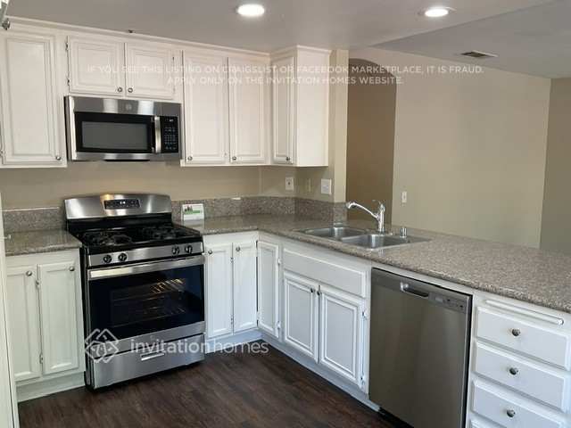 Building Photo - 8049 Streamside Ct