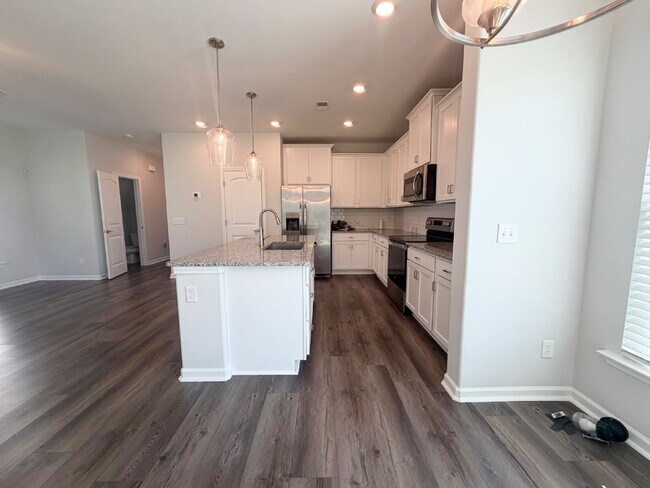 Building Photo - Three Bedroom Home in Millstone Landing!