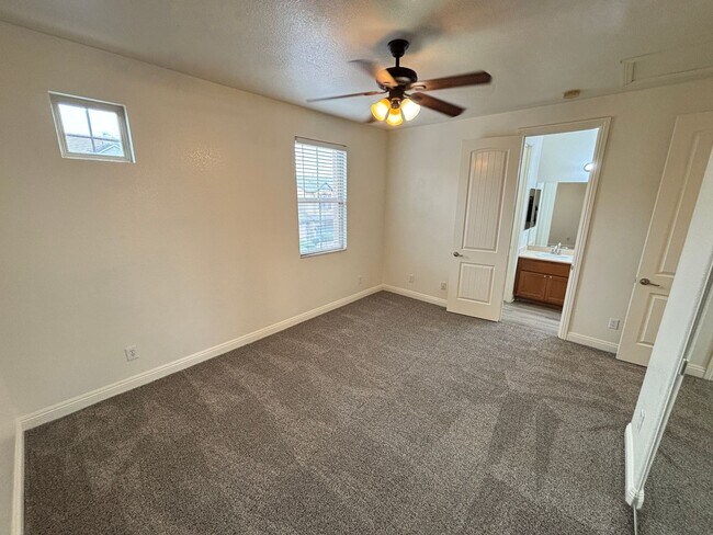 Building Photo - 10735 Knickerbocker Ave
