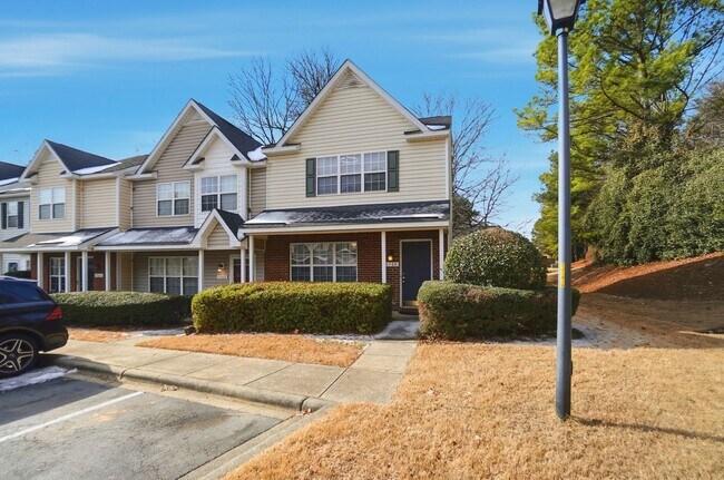 Building Photo - 2 Bedroom End Unit Townhome in University Heights!