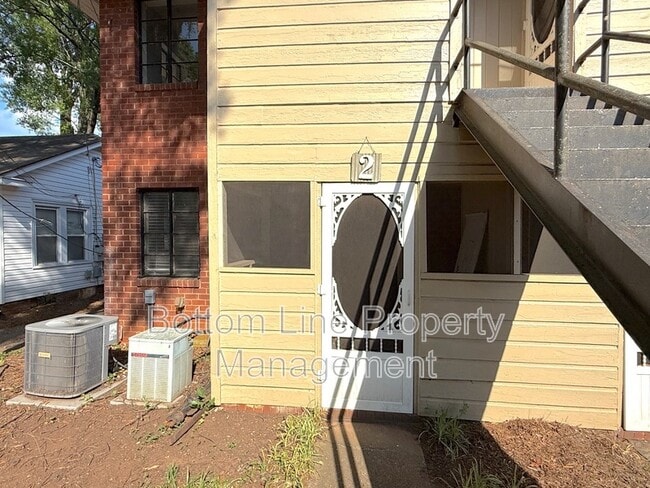 Building Photo - 1720 Garden Terrace