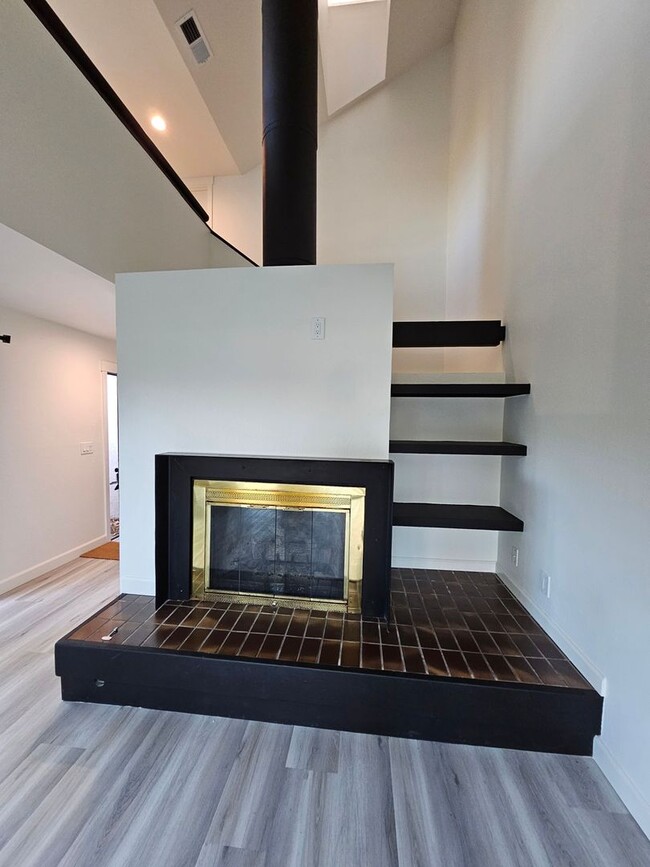 Building Photo - Gorgeous COMLETELY RENOVATED 3 Bed/2.5 Bat...