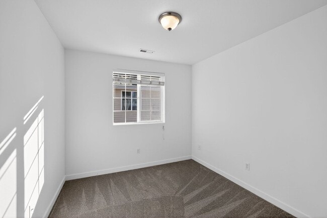 Building Photo - 6568 NE Deer Run St