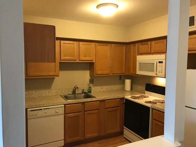 Building Photo - 5200 Hilltop Dr