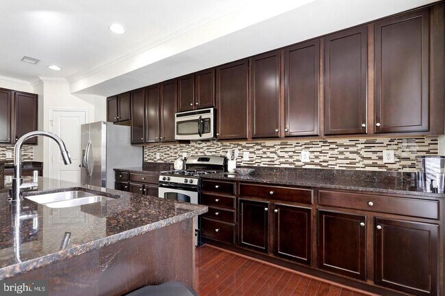 Building Photo - 7931 Crescent Park Dr